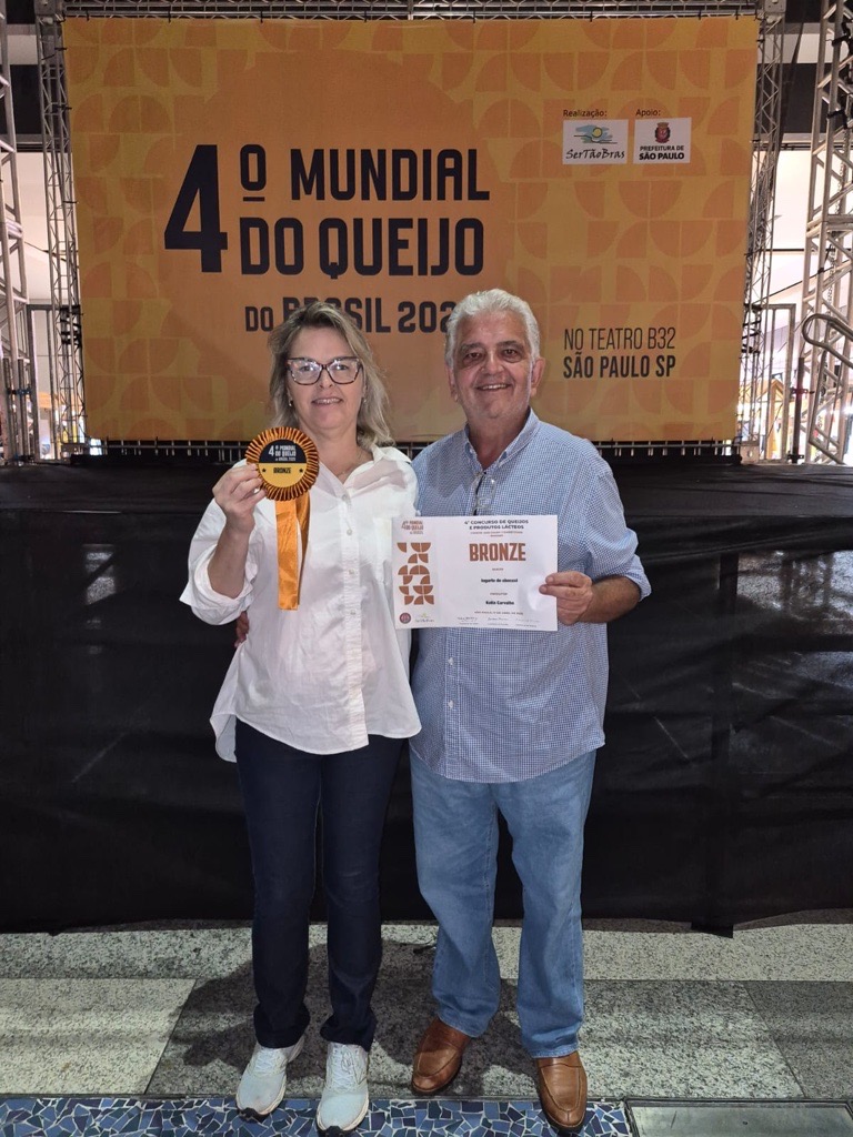 Casal de cooperados de Nova Esperan&ccedil;a produz queijo  premiado em concurso mundial 