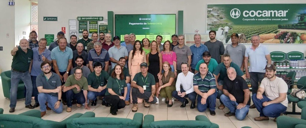 Cooperados comemoram a distribui&ccedil;&atilde;o de sobras