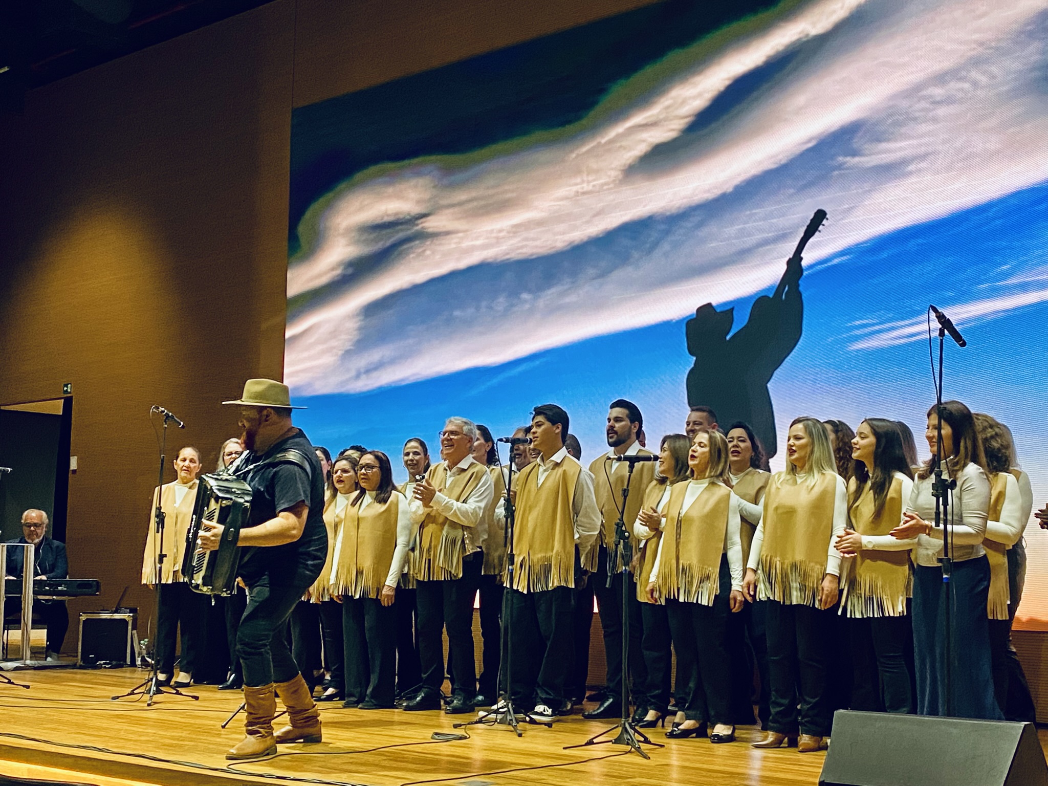 Com Encantos da Terra, Coral Cocamar homenageia agricultor pelo seu dia